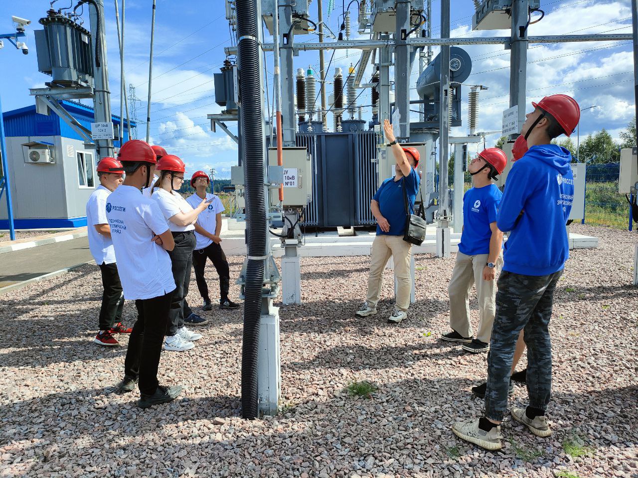 Специалисты «Тверьэнерго» пригласили студентов на экскурсию по подстанции «Крева»