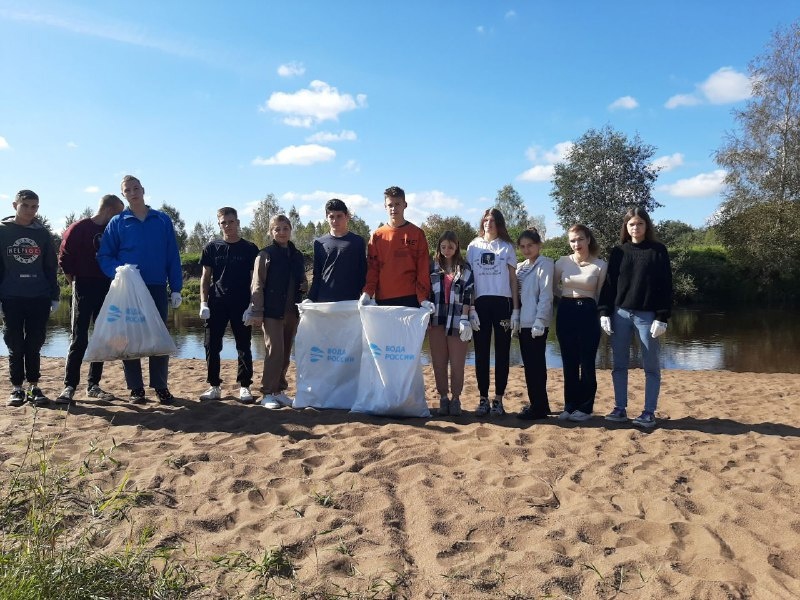 В Западной Двине студенты-волонтеры убрали берег реки от мусора В Западной Двине студенты-волонтеры убрали берег реки от мусора