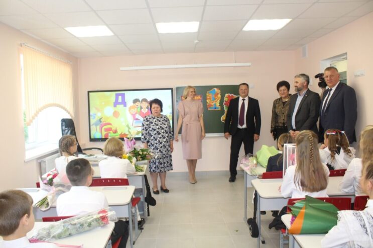 Отремонтированную школу №2 в Лихославле осмотрели почётные гости