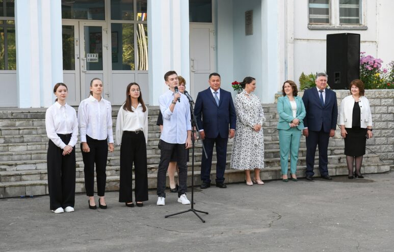 Игорь Руденя поздравил с Днём знаний учеников средней школы №19 города Твери