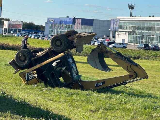 Под Тверью в аварии погиб водитель экскаватора Под Тверью в аварии погиб водитель экскаватора