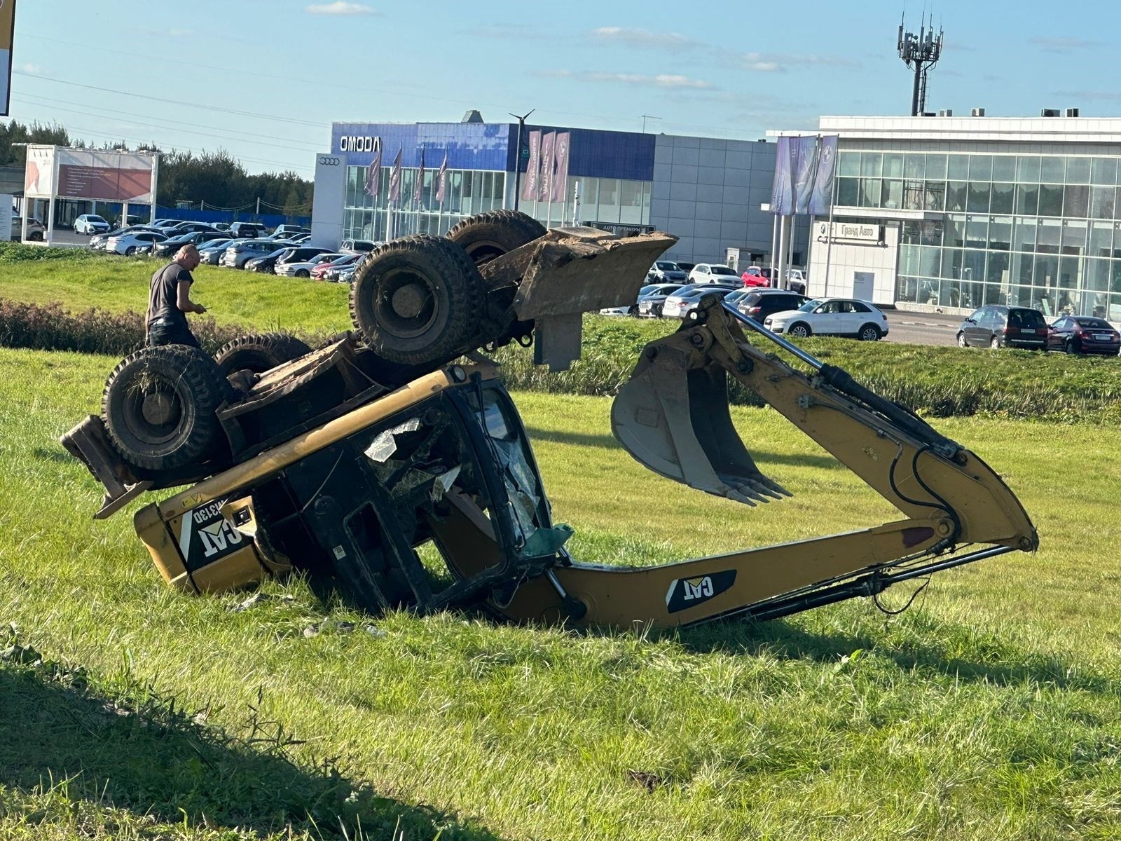 Под Тверью в аварии погиб водитель экскаватора Под Тверью в аварии погиб водитель экскаватора