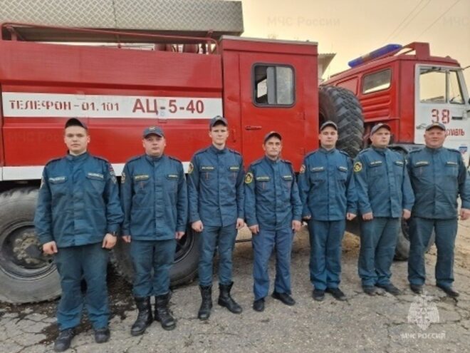 Пожарные спасли 10 человек из горящего дома в Лихославле Пожарные спасли 10 человек из горящего дома в Лихославле