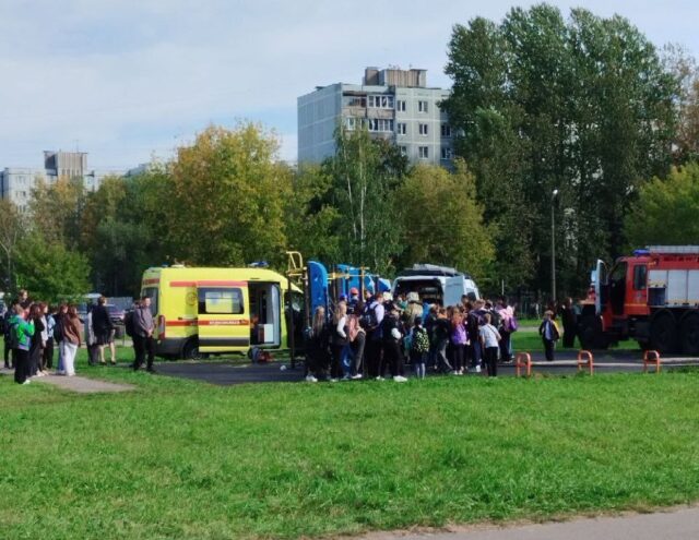 В Твери ребенок смог уйти с детской площадки только с помощью спасателей В Твери ребенок смог уйти с детской площадки только с помощью спасателей