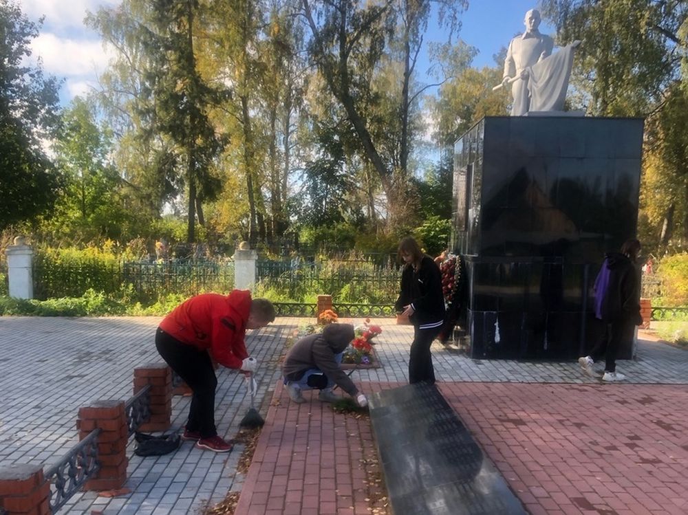 Школьники в Бологовском округе привели в порядок Братские захоронения Школьники в Бологовском округе привели в порядок Братские захоронения