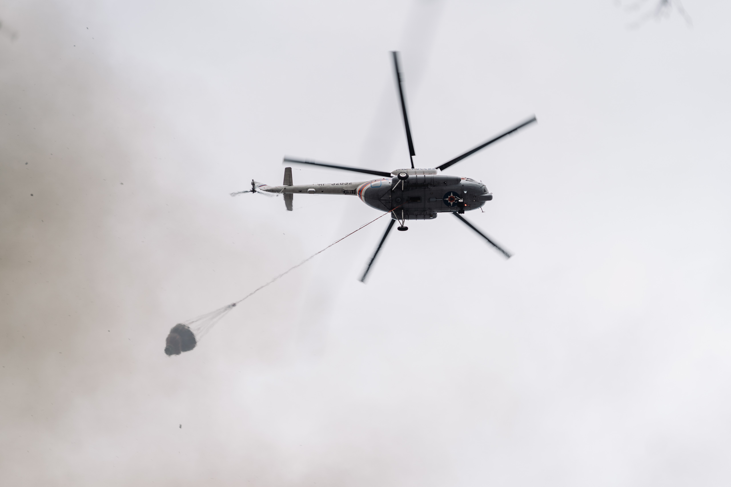 В тушении пожара под Тверью задействован вертолёт Ка-32 МЧС России В тушении пожара под Тверью задействован вертолёт Ка-32 МЧС России