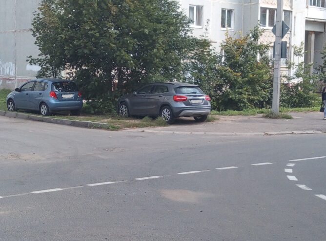 За лето в Твери оштрафовали свыше 1200 автомобилистов за парковку на газонах За лето в Твери оштрафовали свыше 1200 автомобилистов за парковку на газонах