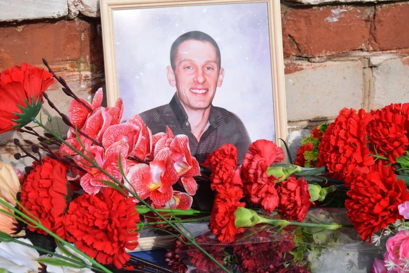 В Оленинском округе открыли мемориальную доску участнику СВО Денису Захаряш