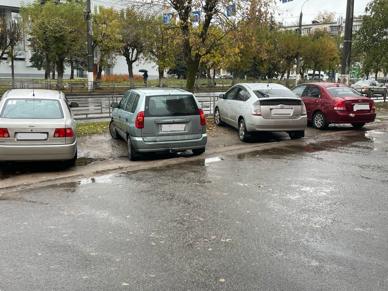 За лето в Твери оштрафовали свыше 1200 автомобилистов за парковку на газонах
