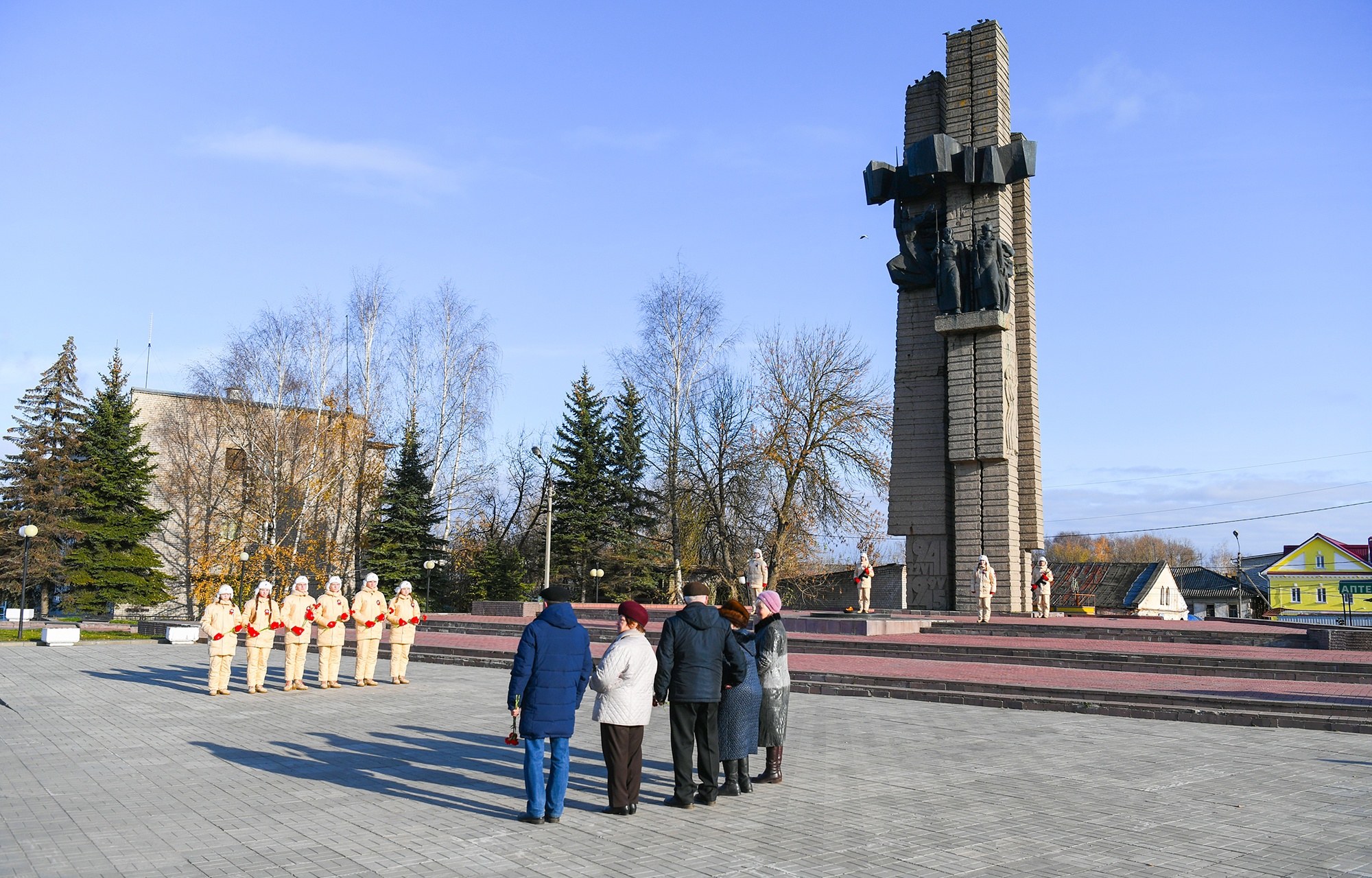 Игорь Руденя возложил цветы к Обелиску Победы в Бежецке