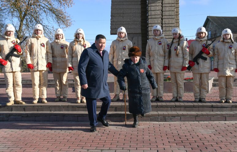 Игорь Руденя возложил цветы к Обелиску Победы в Бежецке