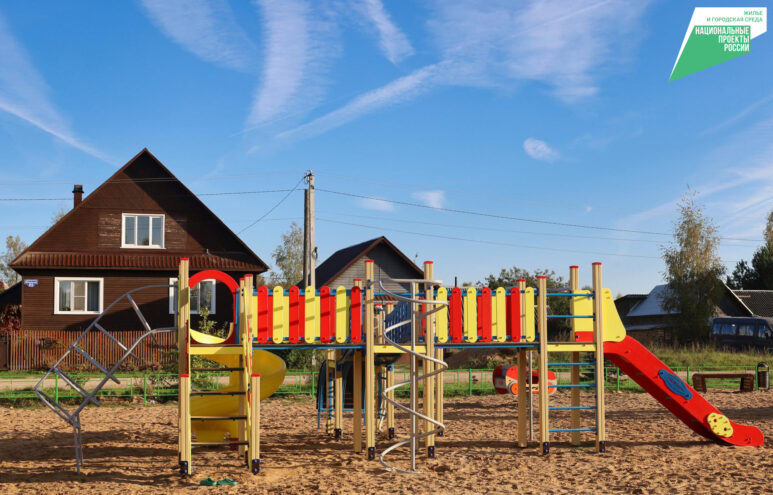 В посёлке Максатиха появилась новая детская площадка