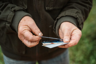 В Твери пенсионер нашел чужую банковскую карту и пошел по магазинам