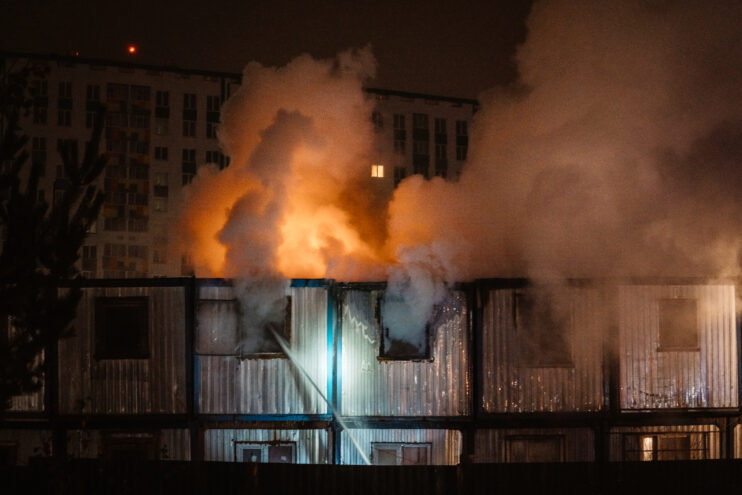 Два человека пострадали при пожаре в бытовках в Твери