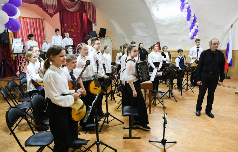 Для бежецкой школы №3 приобретут новые музыкальные инструменты и концертные костюмы для детей