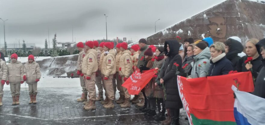 У Ржевского мемориала молодежь России и Белоруссии почтила память погибших в годы Великой Отечественной войны У Ржевского мемориала молодежь России и Белоруссии почтила память погибших в годы Великой Отечественной войны