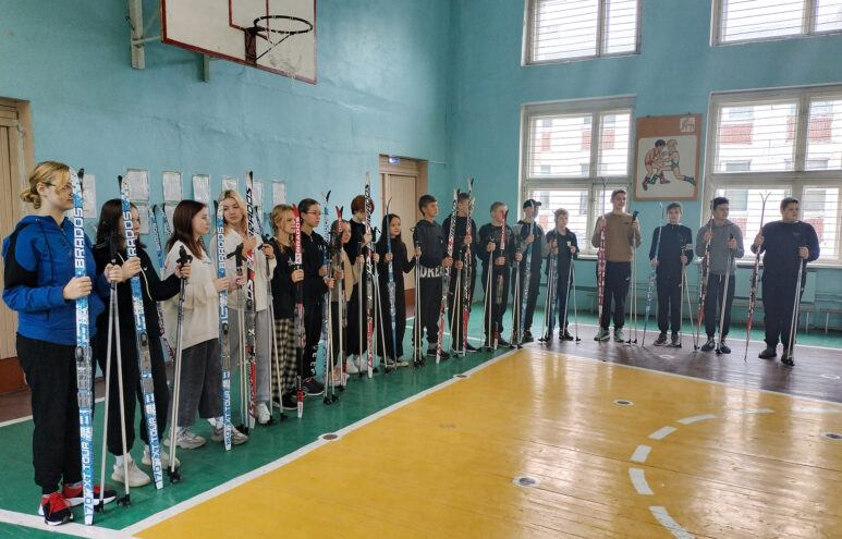 В Весьегонскую среднюю школу поступило новое лыжное снаряжение