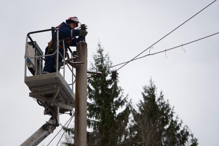 Энергетики «Тверьэнерго» продолжают работать в режиме повышенной готовности в связи с надвигающимся на регион снегопадом