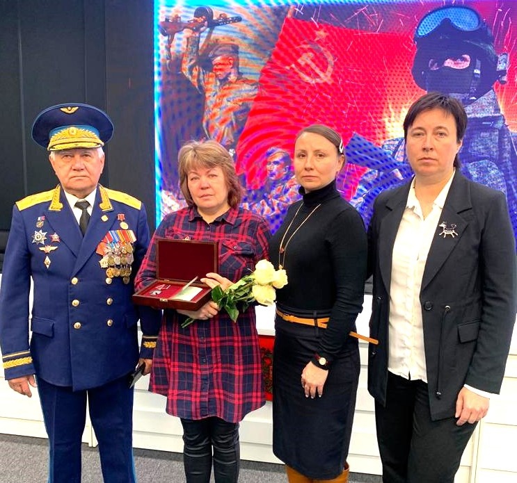 В Тверской области матери погибшего в зоне СВО бойца вручили орден Мужества В Тверской области матери погибшего в зоне СВО бойца вручили орден Мужества