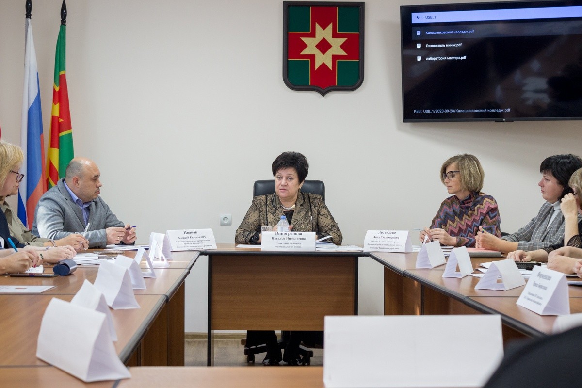 В Лихославле власть встретилась с руководителями предприятий В Лихославле власть встретилась с руководителями предприятий
