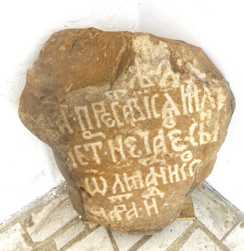 У Покровской церкви в Твери нашли хорошо сохранившееся надгробие 1563 года