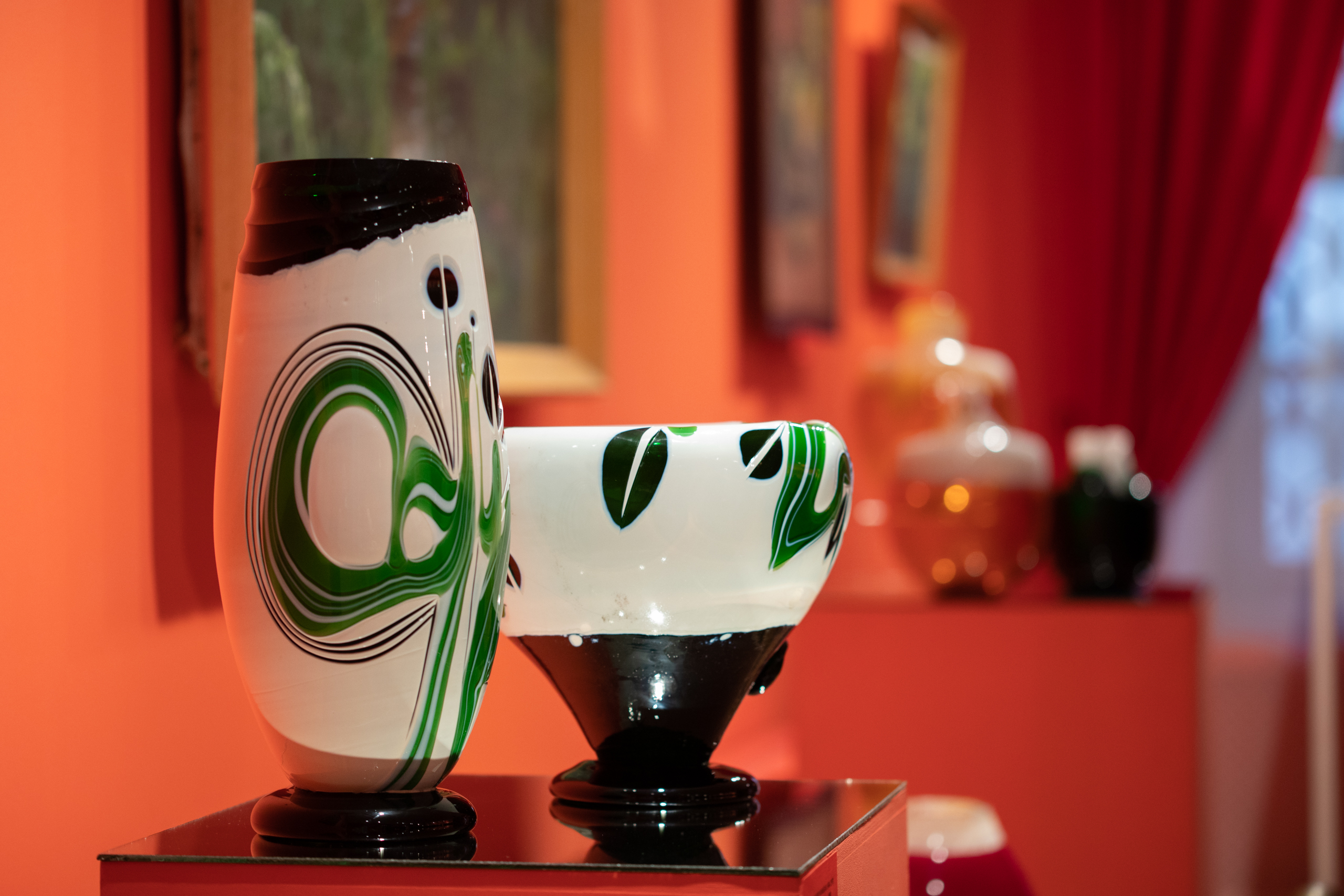 В Тверской картинной галерее отрылась выставка «Триумф стекла»