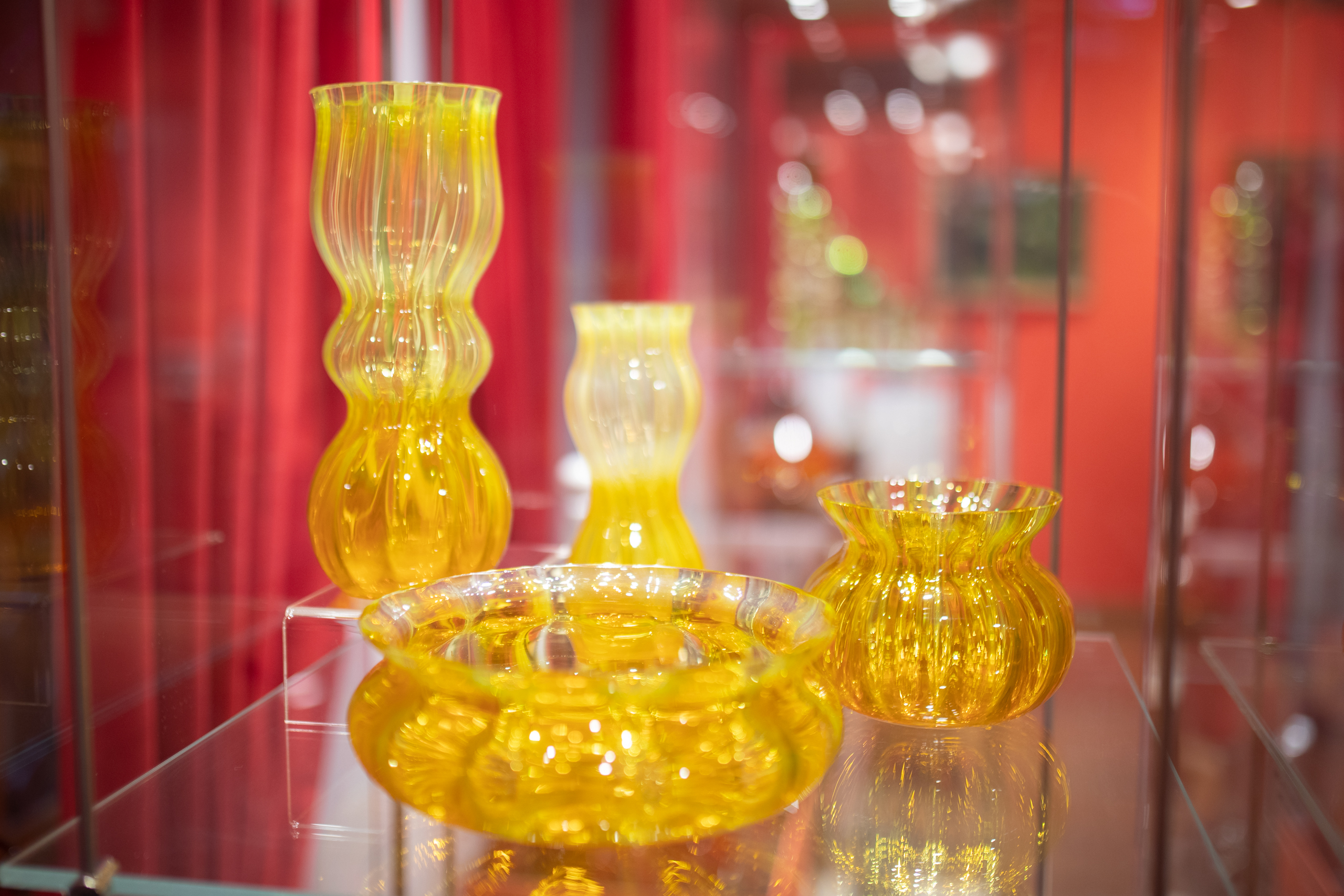 В Тверской картинной галерее отрылась выставка «Триумф стекла»