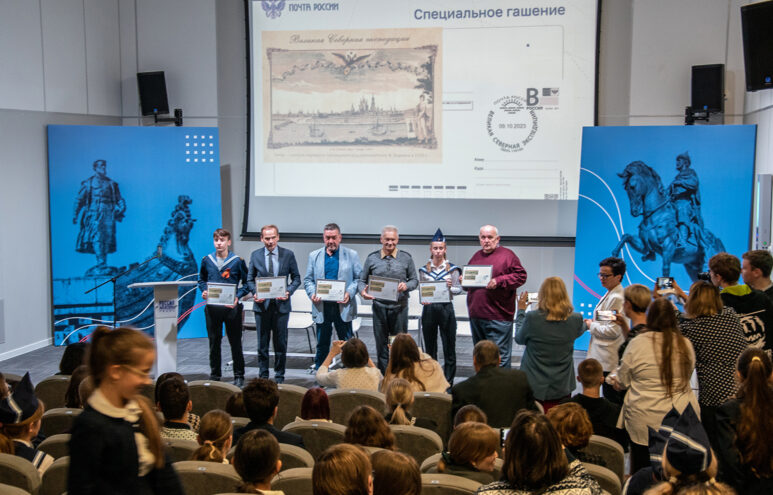 Школьники Твери приняли участие во флешмобе к 290-летию экспедиции Витуса Беринга 