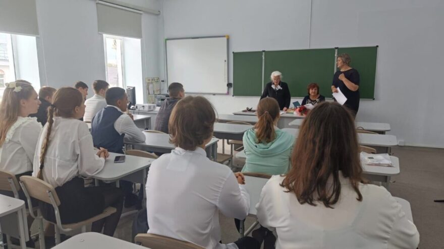 В Вышнем Волочке ученики педкласса пообщались с учителем-ветераном В Вышнем Волочке ученики педкласса пообщались с учителем-ветераном