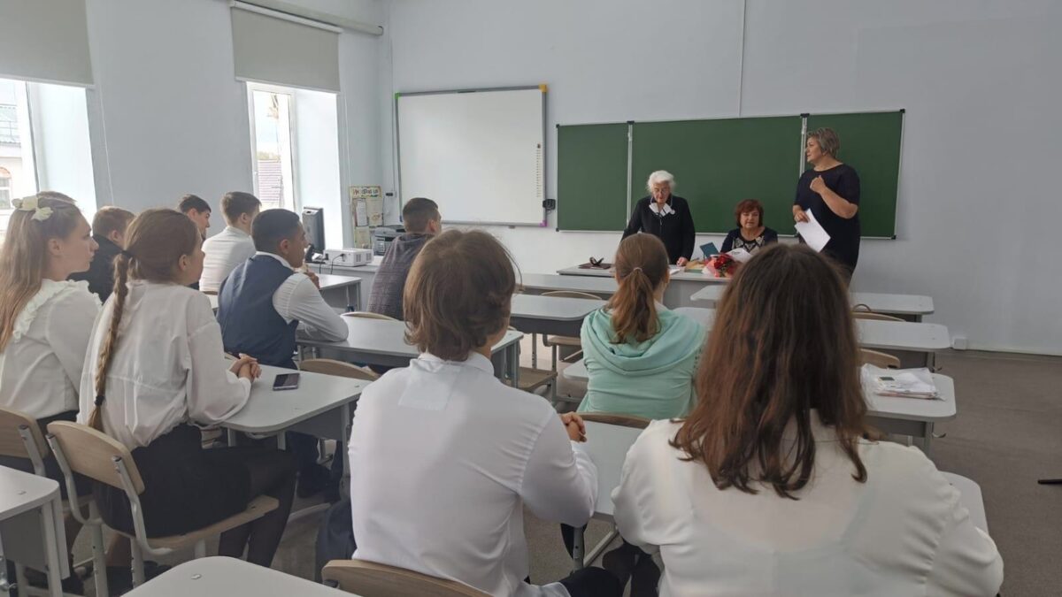 В Вышнем Волочке ученики педкласса пообщались с учителем-ветераном В Вышнем Волочке ученики педкласса пообщались с учителем-ветераном