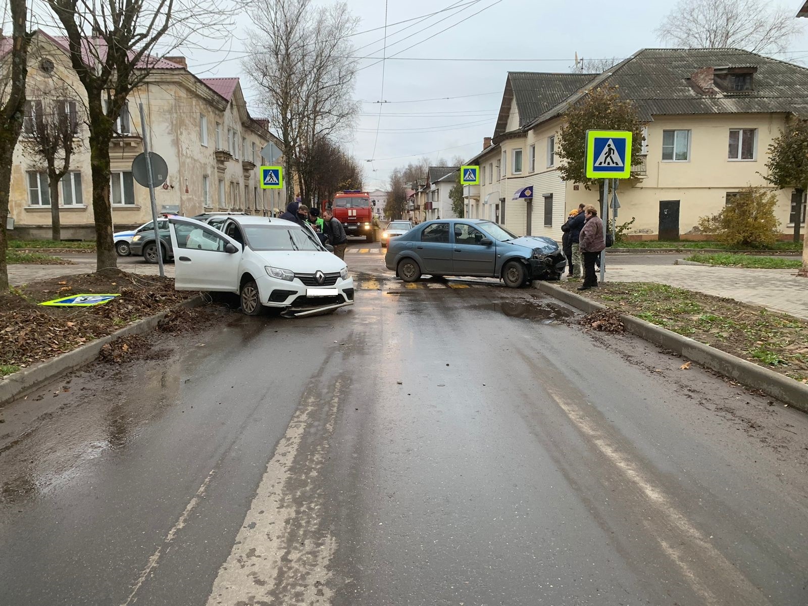 Две иномарки не смогли разъехаться на перекрестке в городе Нелидово Две иномарки не смогли разъехаться на перекрестке в городе Нелидово