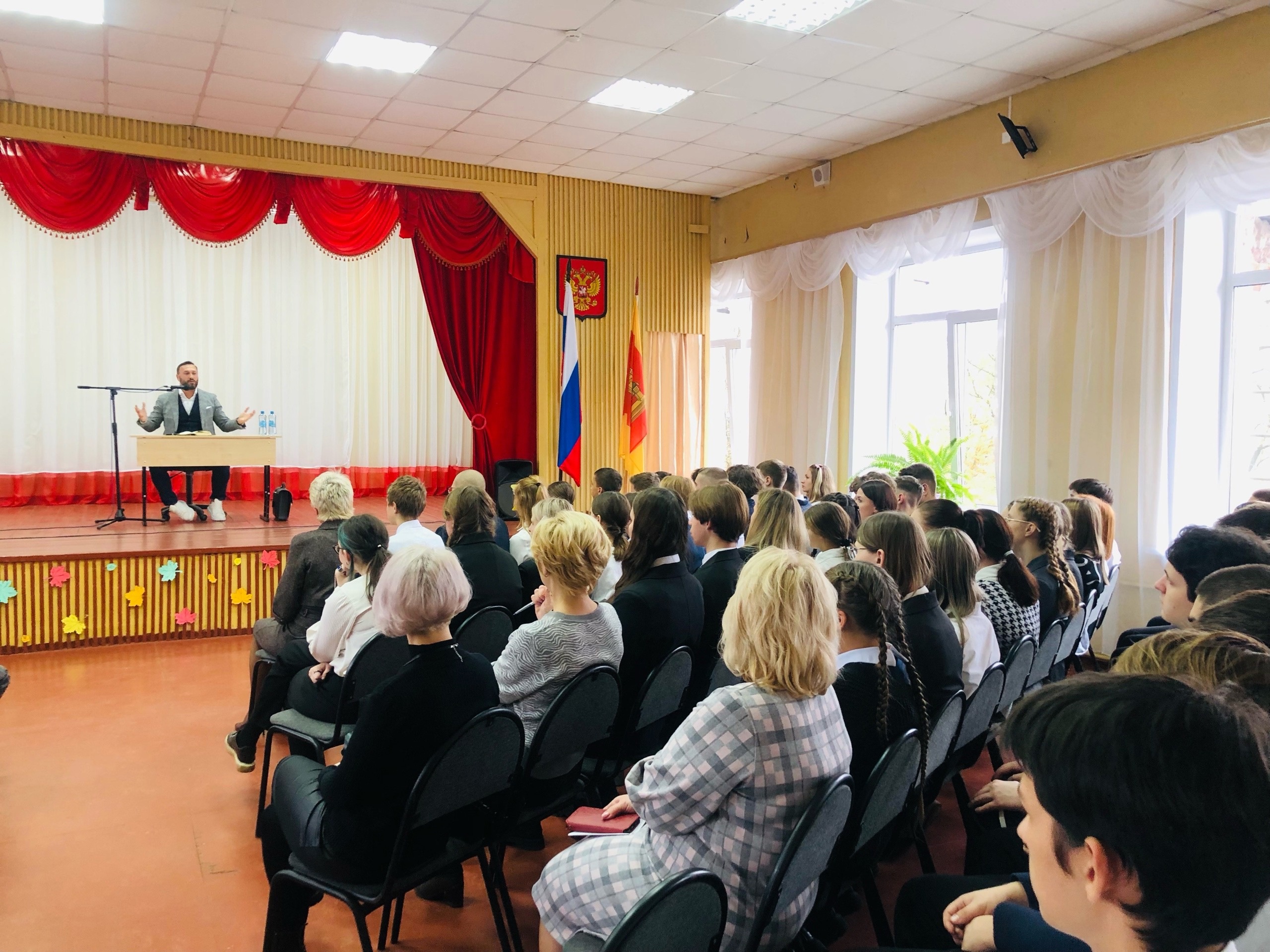 Международный предприниматель Гусейн Иманов пообщался с учениками нелидовской школы Международный предприниматель Гусейн Иманов пообщался с учениками нелидовской школы