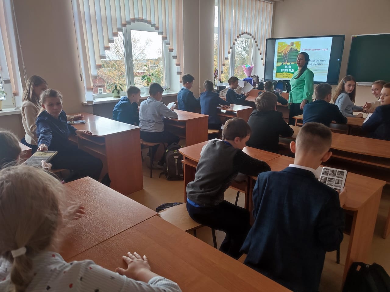 Западнодвинские шестиклассники побывали на обзоре книжных новинок в фонде детской библиотеки Западнодвинские шестиклассники побывали на обзоре книжных новинок в фонде детской библиотеки