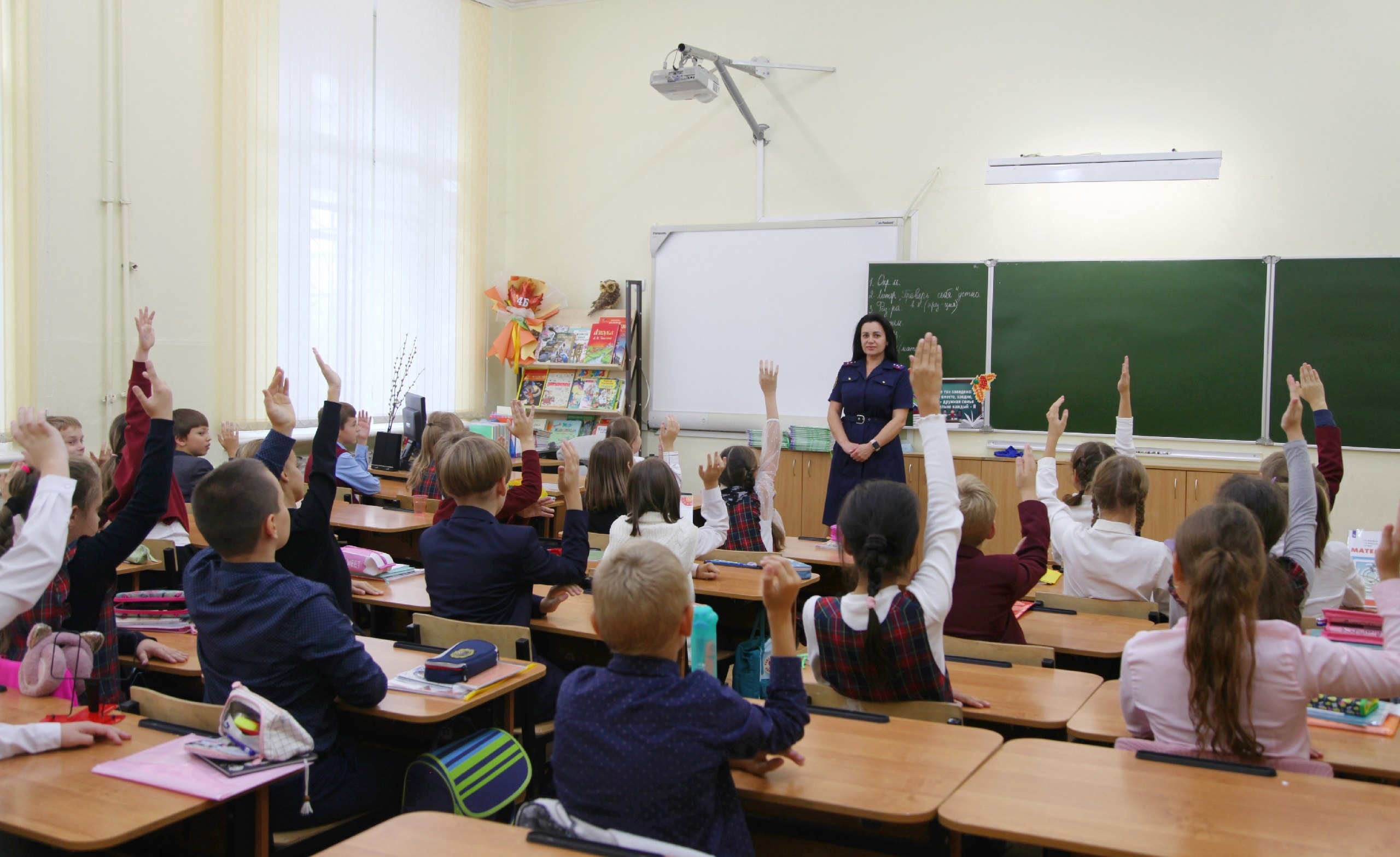 Сотрудник Московского межрайонного следственного отдела СКР провел профилактический урок для школьников Сотрудник Московского межрайонного следственного отдела СКР провел профилактический урок для школьников