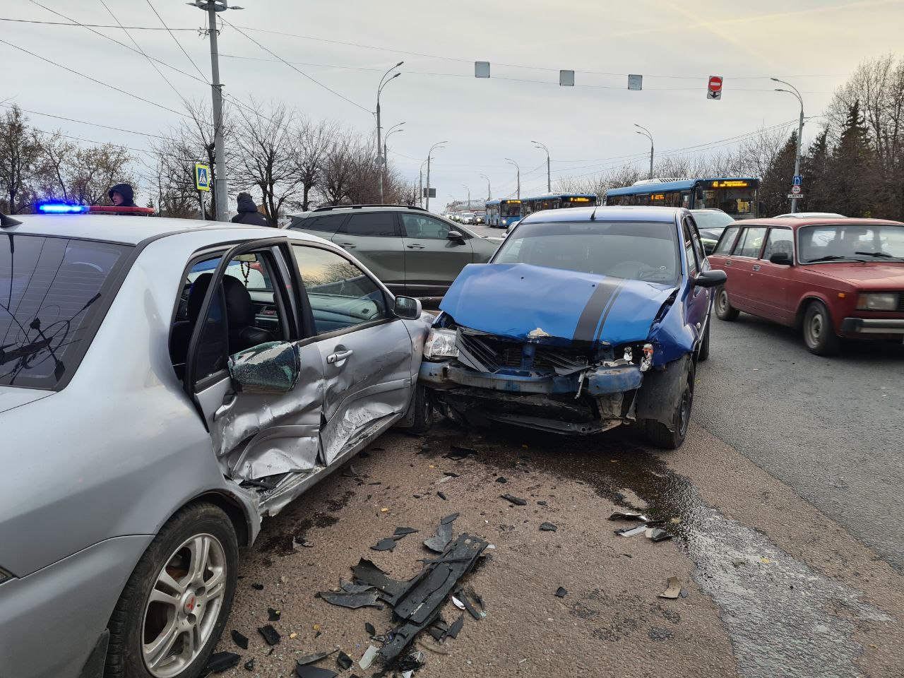 В центре Твери столкнулись два автомобиля