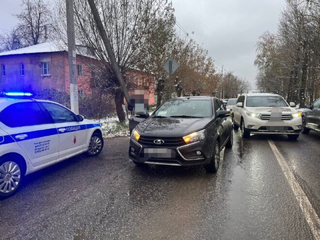 В Твери автомобиль сбил подростка, перебегавшего дорогу В Твери автомобиль сбил подростка, перебегавшего дорогу