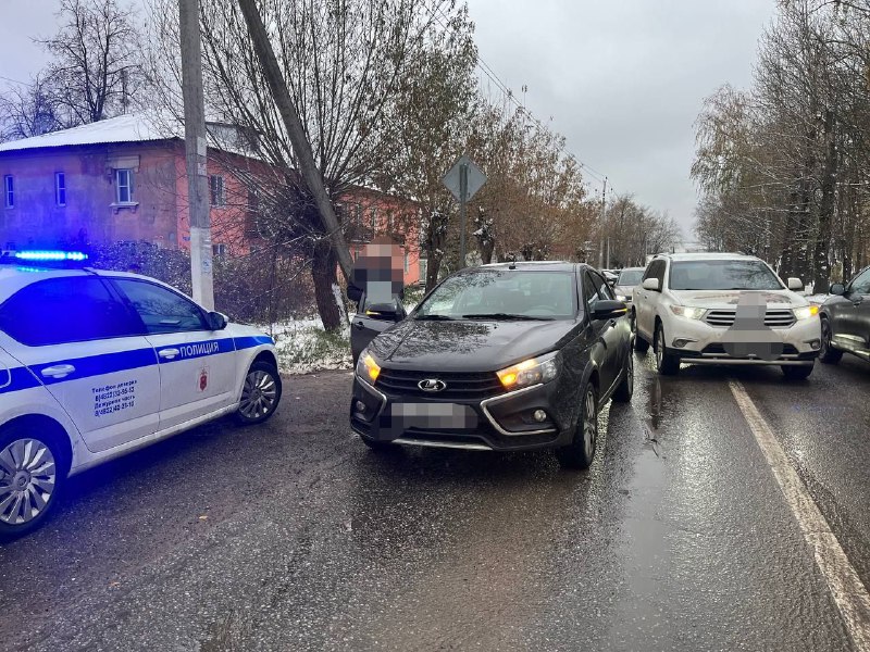 В Твери автомобиль сбил подростка, перебегавшего дорогу В Твери автомобиль сбил подростка, перебегавшего дорогу
