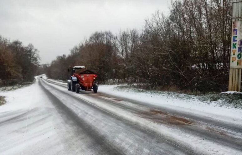 В Тверской области спецслужбы расчищают дороги от снега В Тверской области спецслужбы расчищают дороги от снега