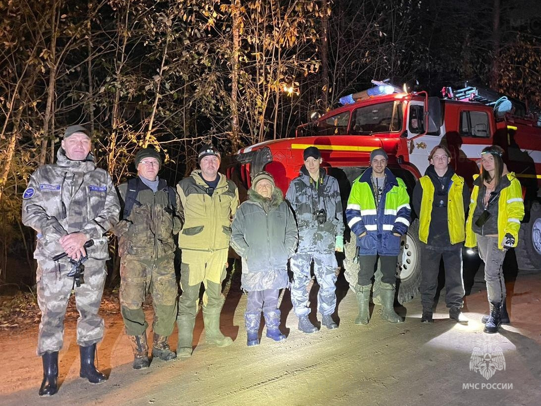 В Тверской области сотрудники МЧС вывели из леса заблудившуюся женщину В Тверской области сотрудники МЧС вывели из леса заблудившуюся женщину
