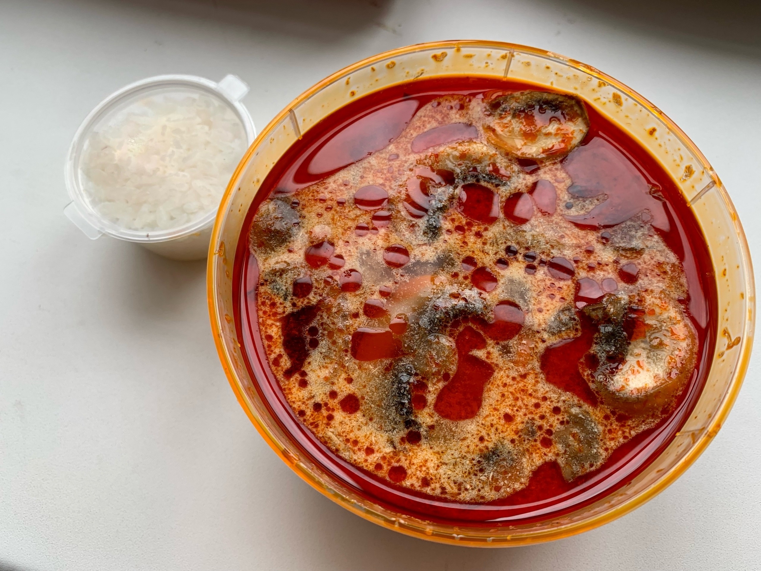 Поели за вас: Роллы с воздушным рисом и пицца с картошкой от доставки "Farfor"