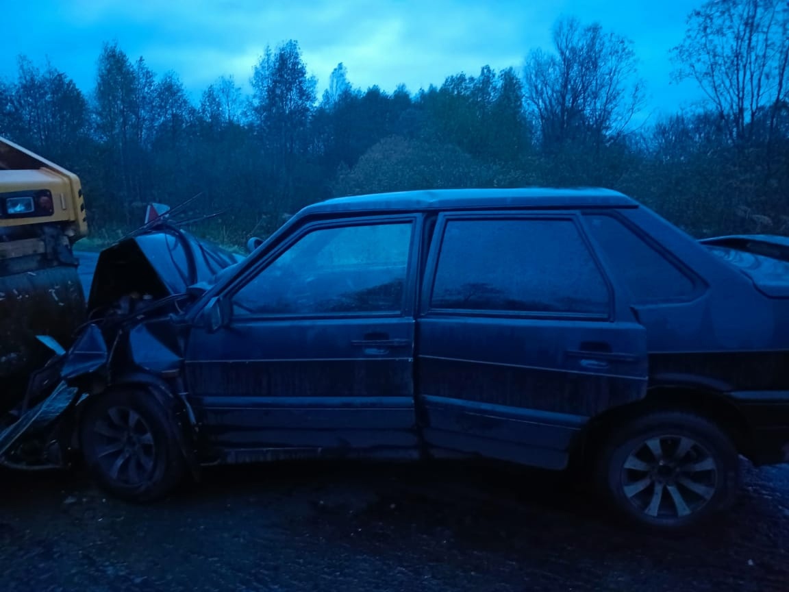 В Тверской области ВАЗ врезался в дорожный каток В Тверской области ВАЗ врезался в дорожный каток