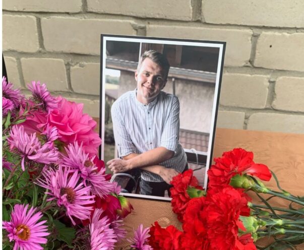 В деревне Ручьи Тверской области появилась мемориальная доска в честь погибшего кавалера ордена Мужества