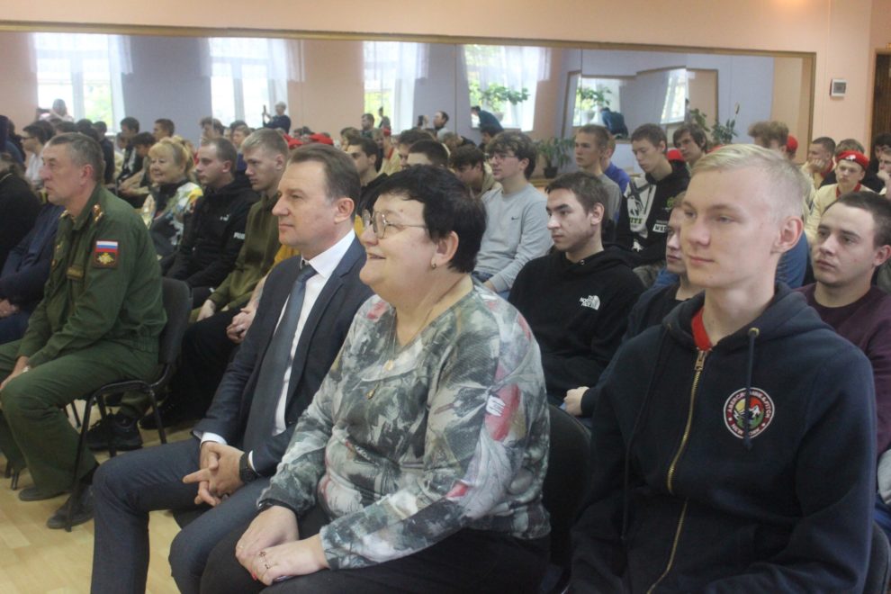 В Бологовском районе в армию проводили 24 новобранцев В Бологовском районе в армию проводили 24 новобранцев