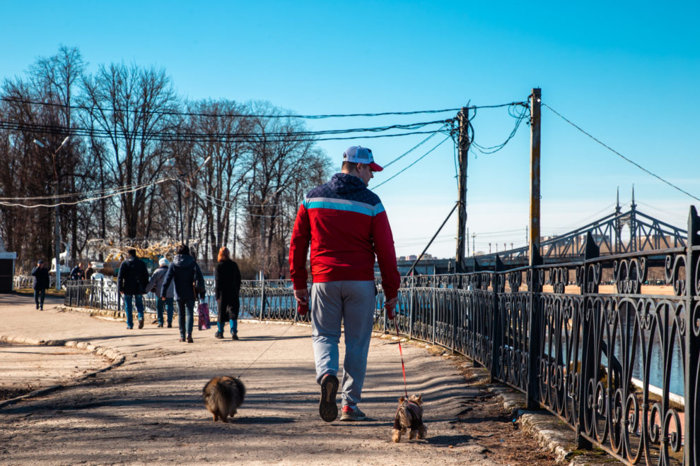 Вид на простор речной волны: прогулка по набережной Степана Разина