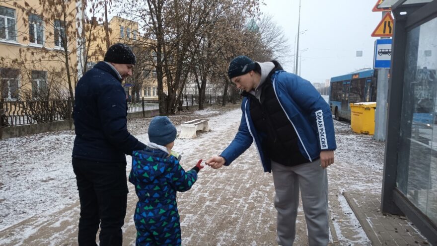 В Твери волонтеры раздавали прохожим светоотражающие браслеты