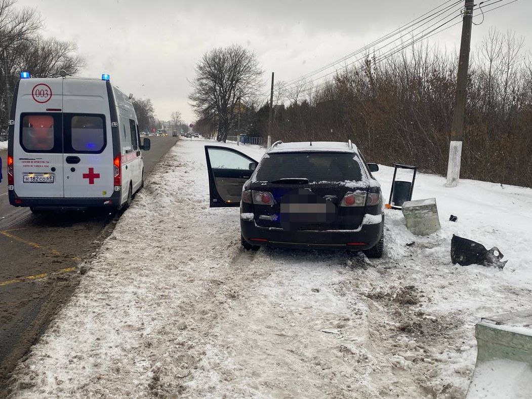 В Твери легковушка въехала в остановку В Твери легковушка въехала в остановку