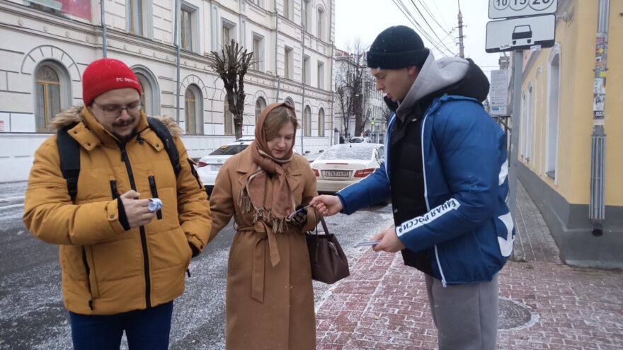 В Твери волонтеры раздавали прохожим светоотражающие браслеты