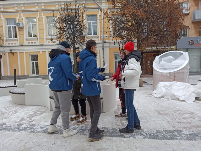 В Твери волонтеры раздавали прохожим светоотражающие браслеты