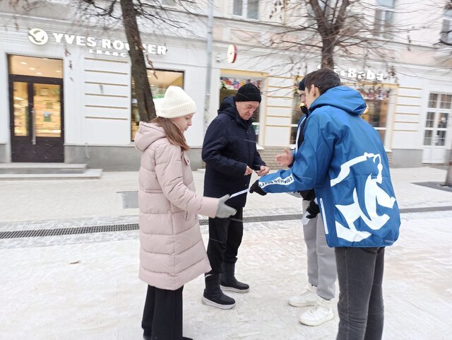 В Твери волонтеры раздавали прохожим светоотражающие браслеты