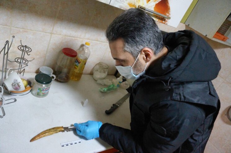 В Кашине обиженный мужчина нанес больше 60 ударов ножами своей сожительнице